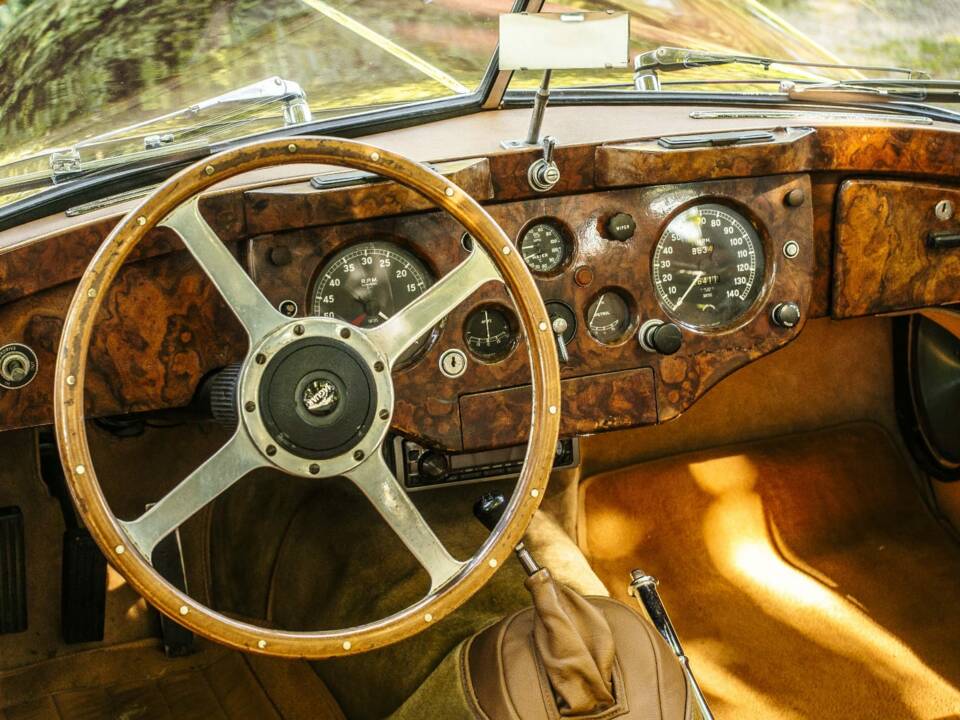 Image 6/9 of Jaguar XK 140 DHC (1956)