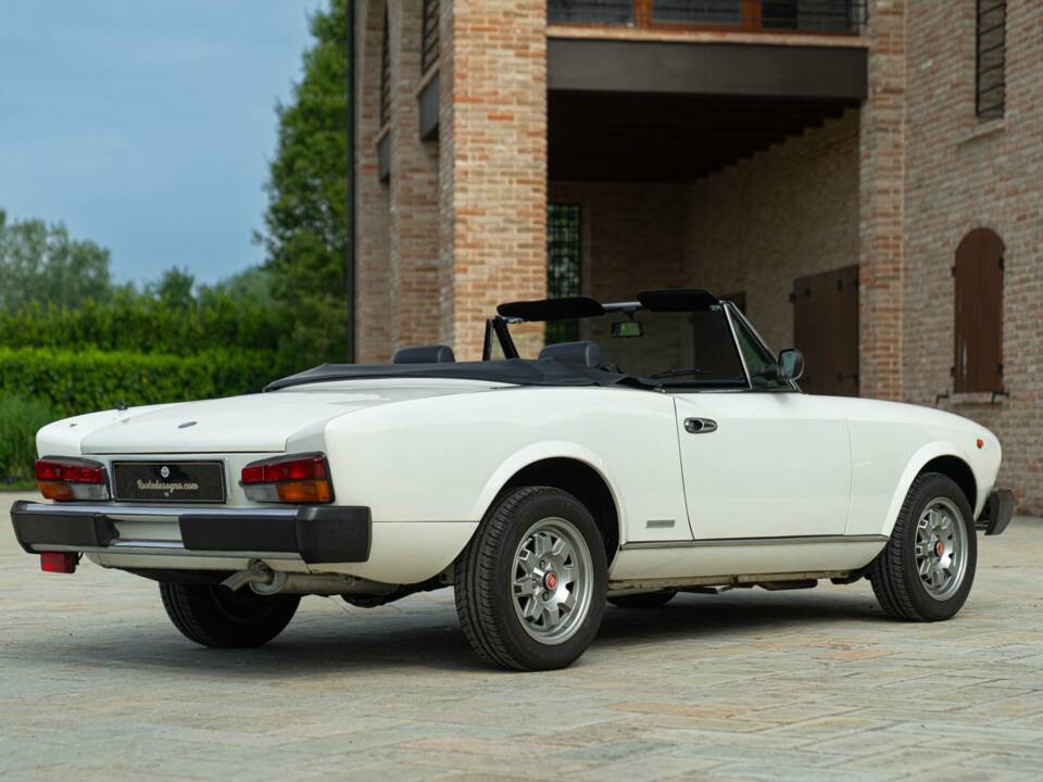 Image 11/50 of FIAT Spider 2000 Pininfarina 50th Anniversary Edition (1981)