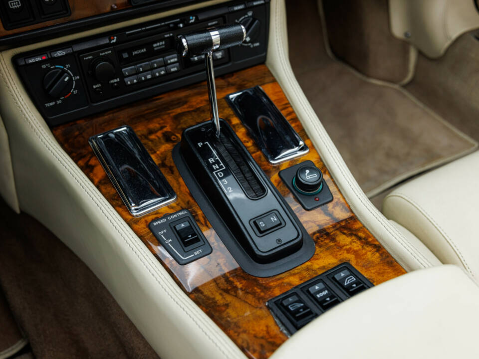 Image 26/36 of Jaguar XJS 6.0 (1994)