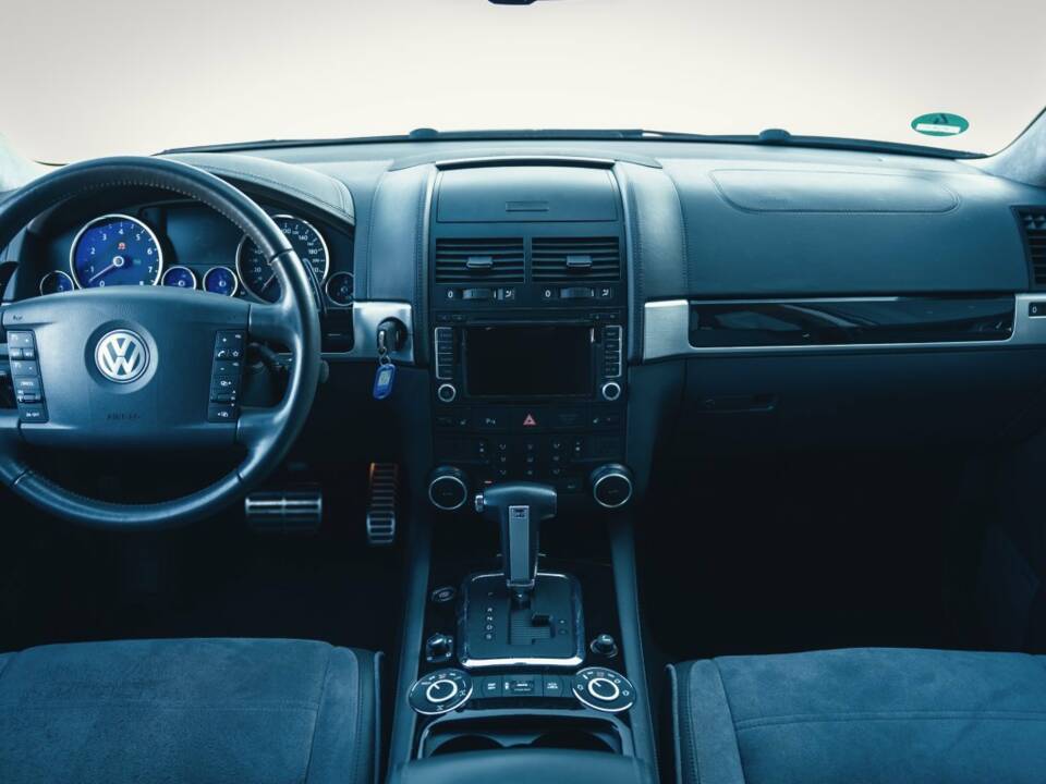 Image 15/15 of Volkswagen Touareg W12 (2007)