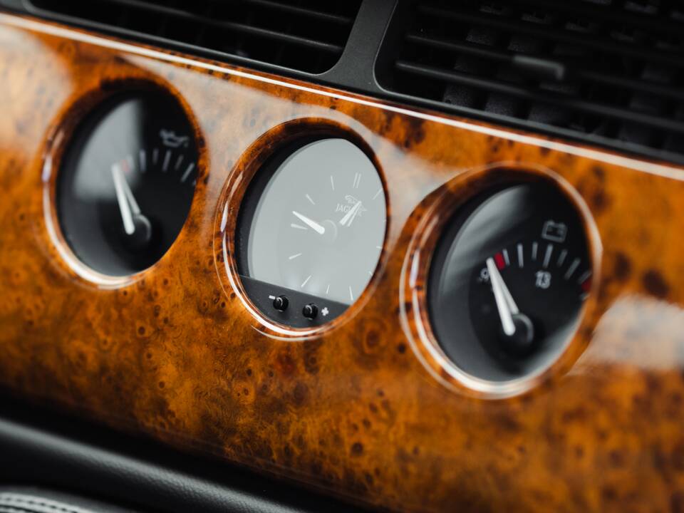 Image 32/42 of Jaguar XK8 4.0 (1999)