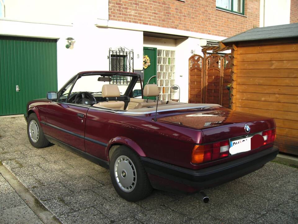 Image 6/7 of BMW 318i Touring (1992)