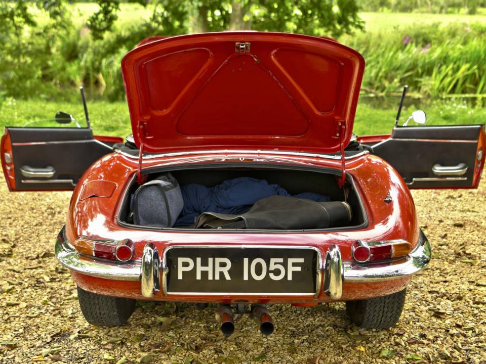 Image 22/50 de Jaguar E-Type (1968)