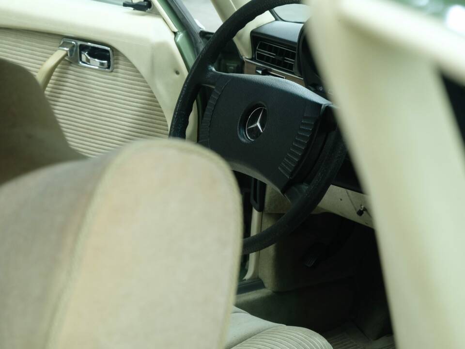 Image 38/50 de Mercedes-Benz 450 SEL 6,9 (1975)