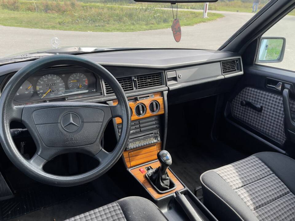 Afbeelding 3/8 van Mercedes-Benz 190 E (1993)