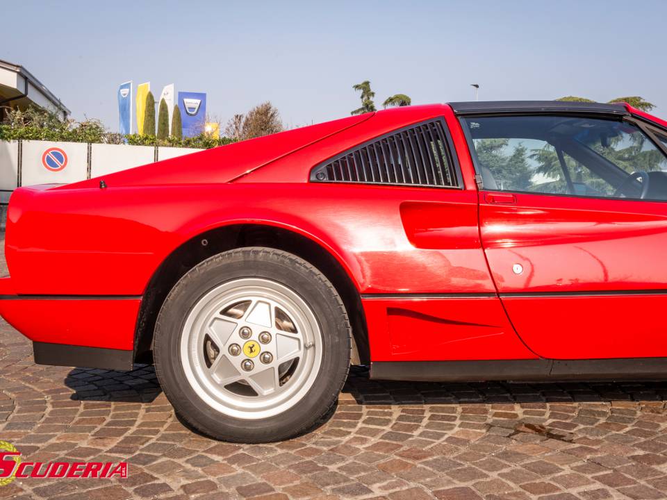 Image 14/49 de Ferrari 208 GTS Turbo (1989)