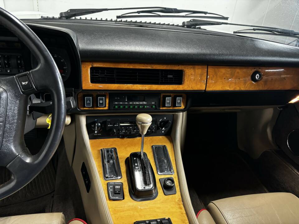 Image 7/14 of Jaguar XJS 5.3 V12 (1990)