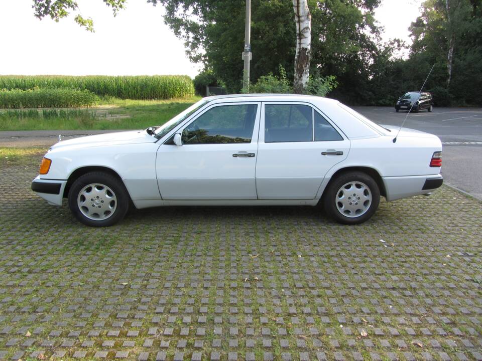 Immagine 2/19 di Mercedes-Benz 260 E (1990)