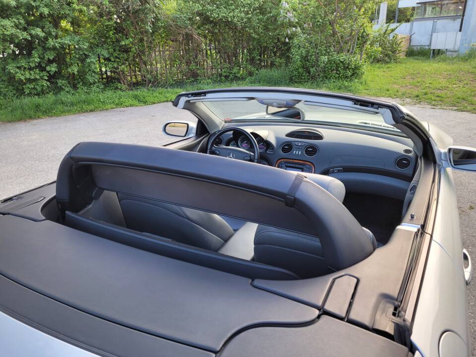 Bild 62/97 von Mercedes-Benz SL 500 (2004)