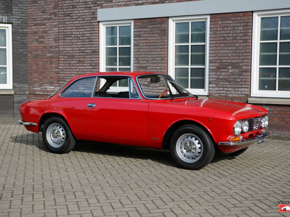 Image 4/17 of Alfa Romeo Giulia GT 1300 Junior (1971)