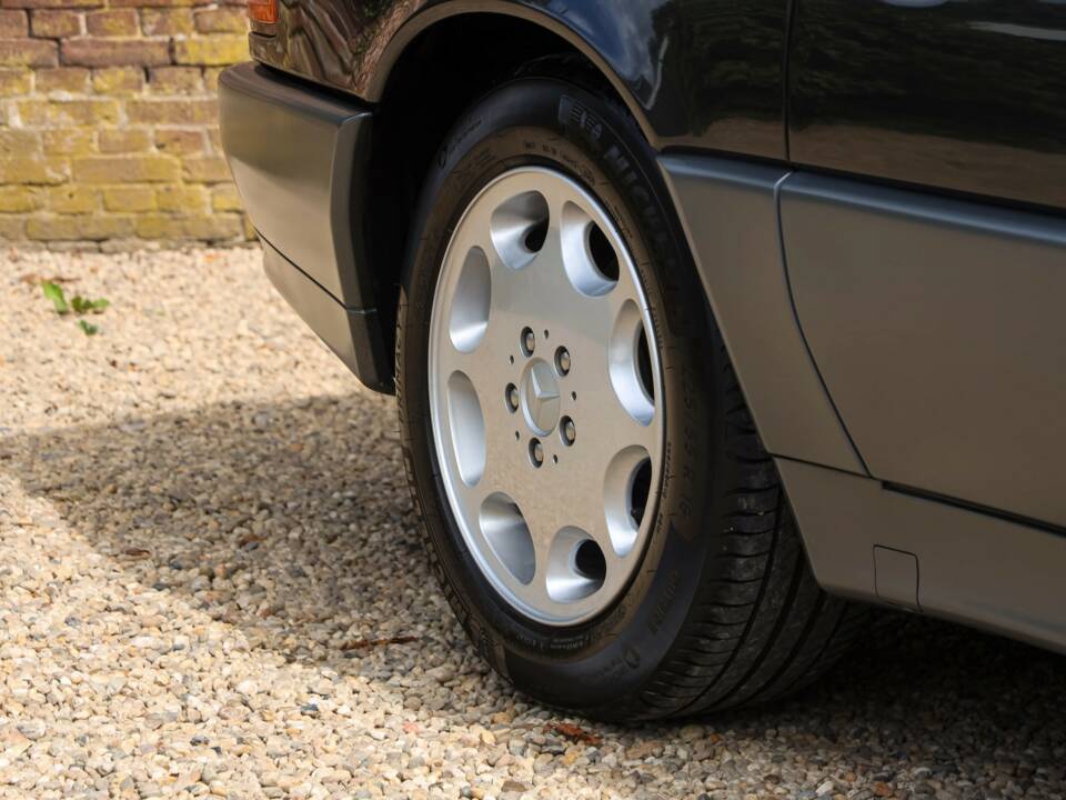 Image 44/50 of Mercedes-Benz 500 SL (1992)