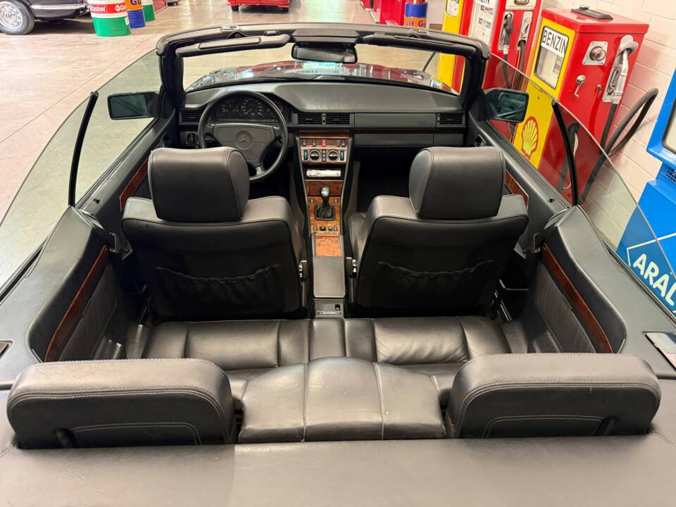 Bild 18/18 von Mercedes-Benz E 200 (1994)