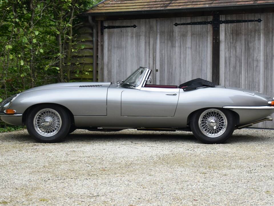 Image 4/38 of Jaguar Type E 4.2 (1965)