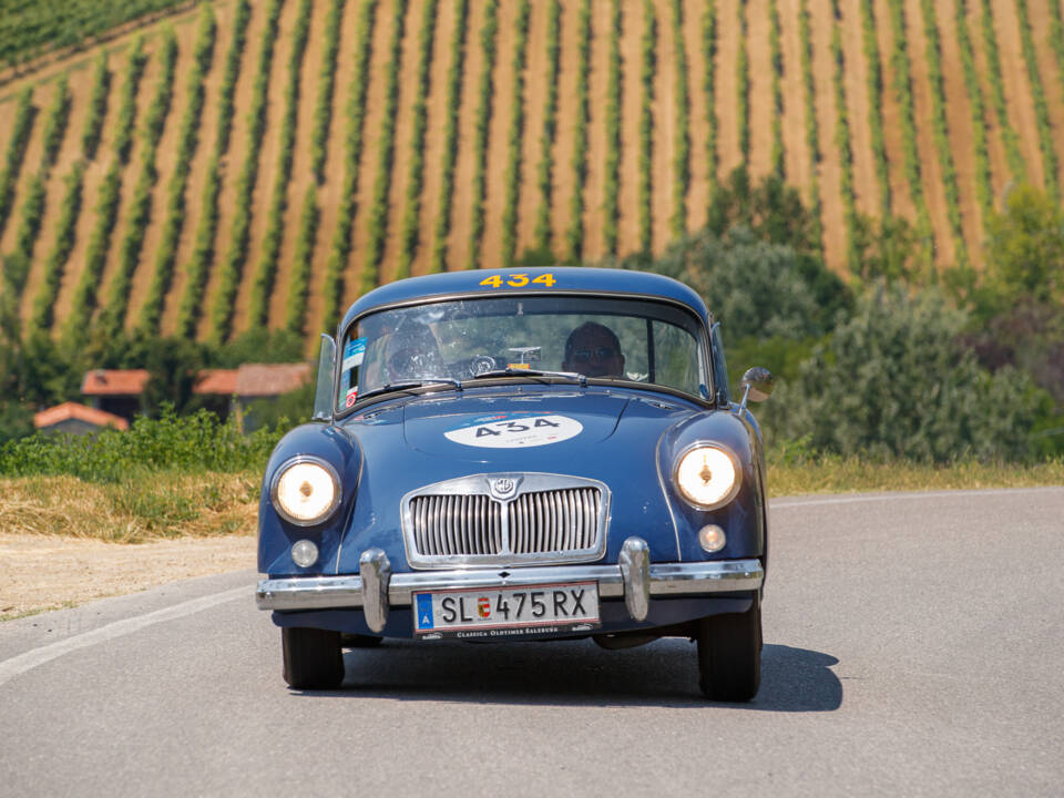 Image 2/19 of MG MGA 1500 (1957)