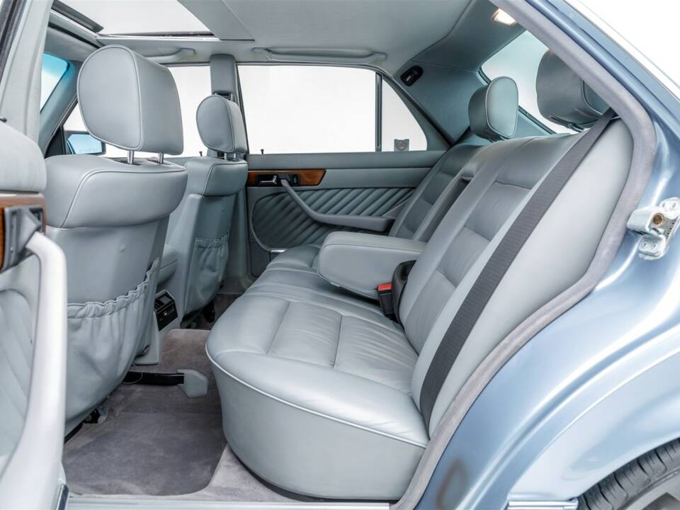 Image 15/19 of Mercedes-Benz 300 SE (1990)