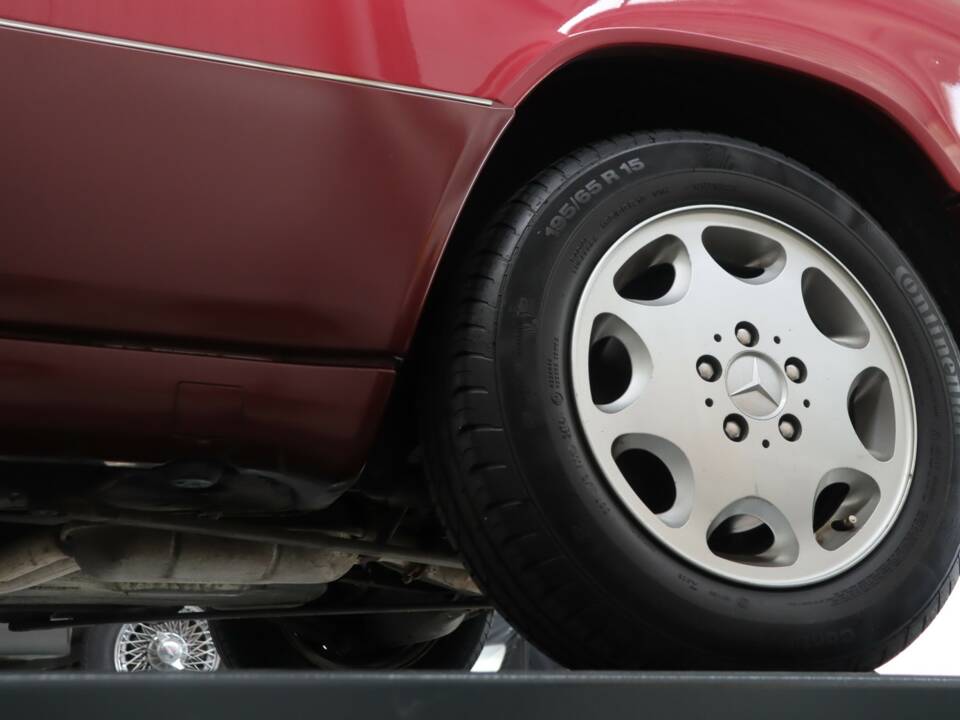 Image 41/50 of Mercedes-Benz E 220 (1994)