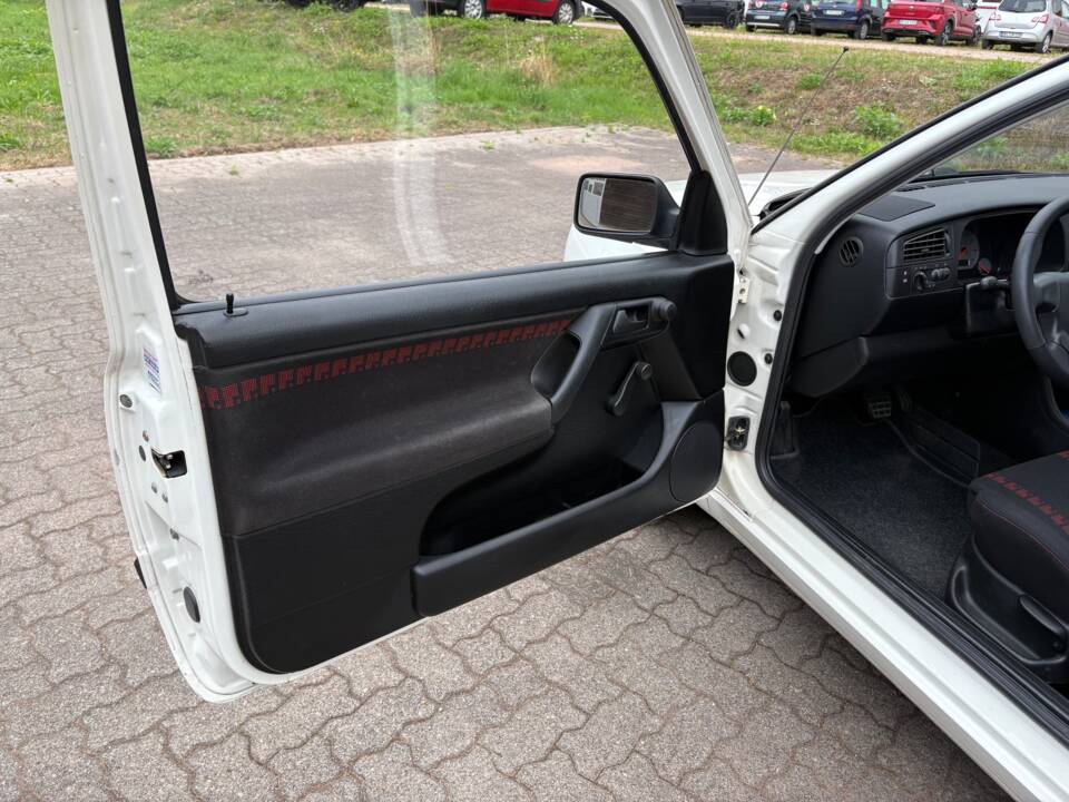 Immagine 19/26 di Volkswagen Golf III 1.8 (1993)