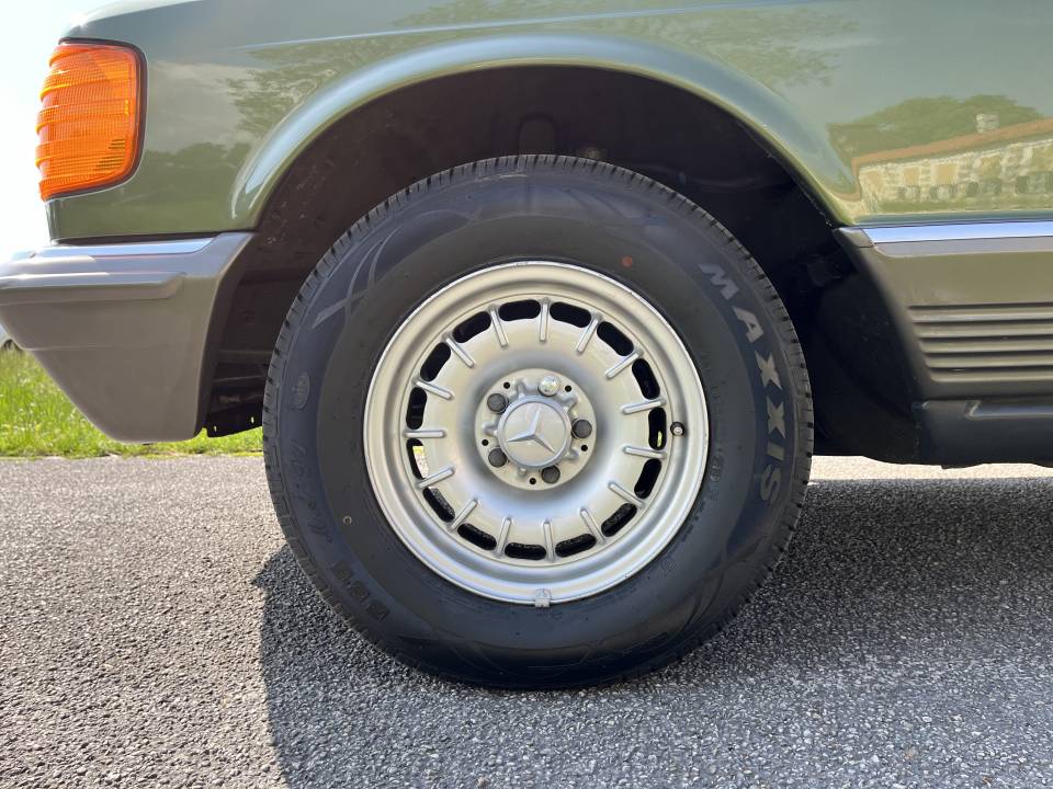 Image 20/50 of Mercedes-Benz 380 SE (1984)