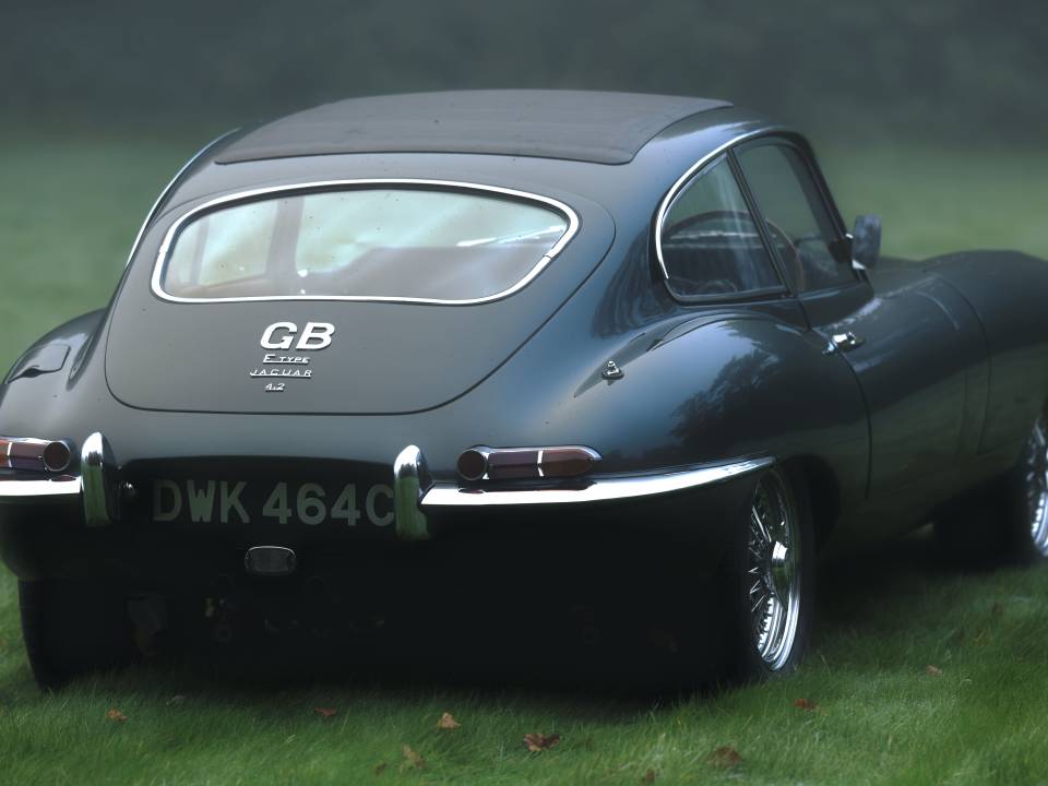 Immagine 2/50 di Jaguar E-Type 4.2 (1965)