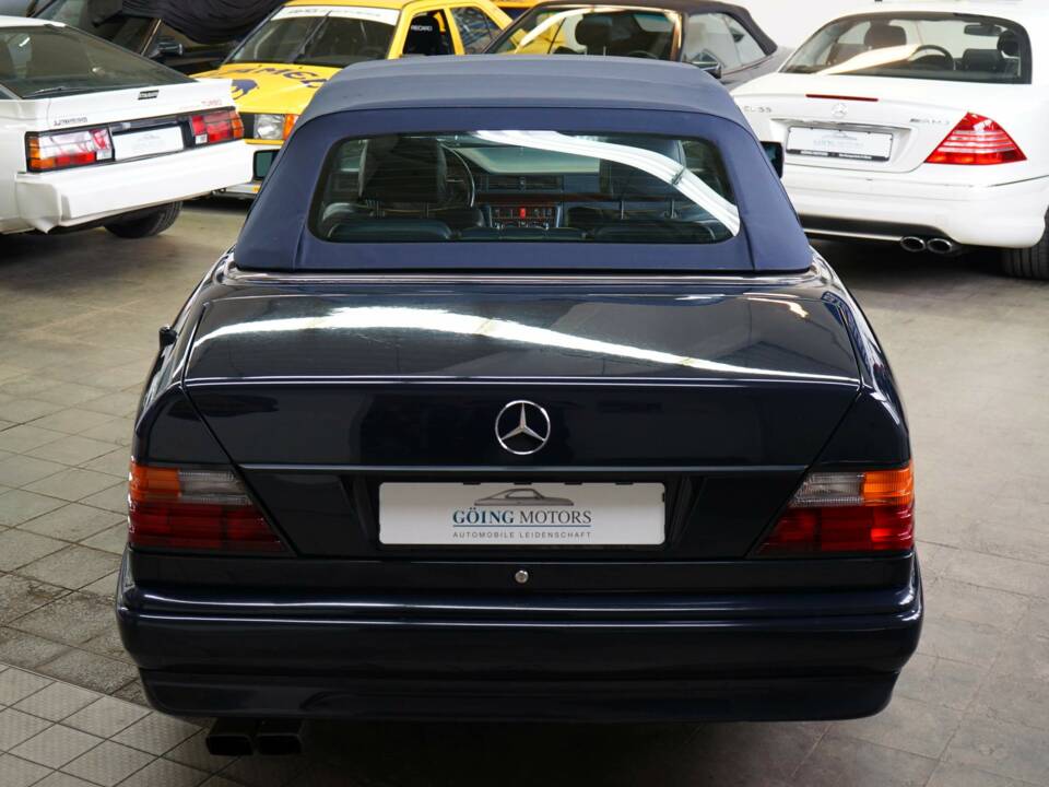 Image 13/33 of Mercedes-Benz 300 CE-24 (1993)