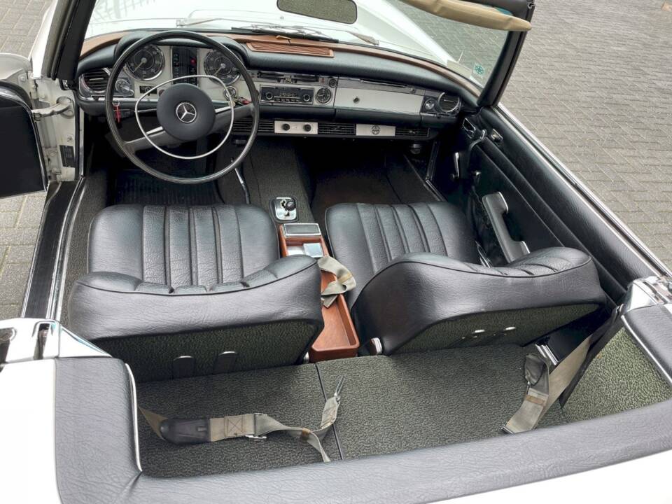 Image 27/35 of Mercedes-Benz 280 SL (1967)