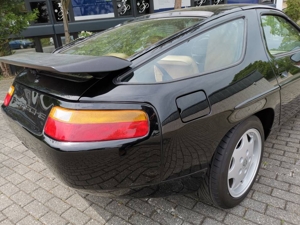 Image 15/22 of Porsche 928 GT (1990)