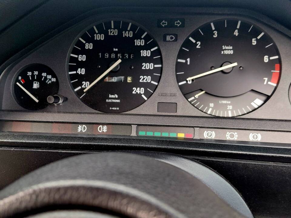 Immagine 10/53 di BMW 320i (1989)