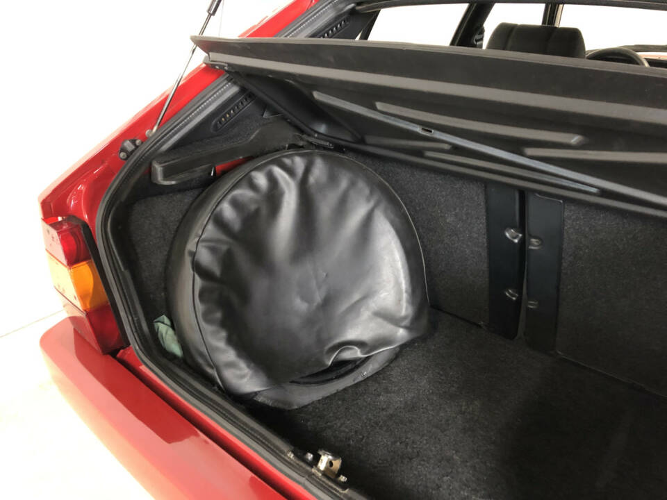 Image 26/33 of Lancia Delta HF Integrale Evoluzione I (1992)