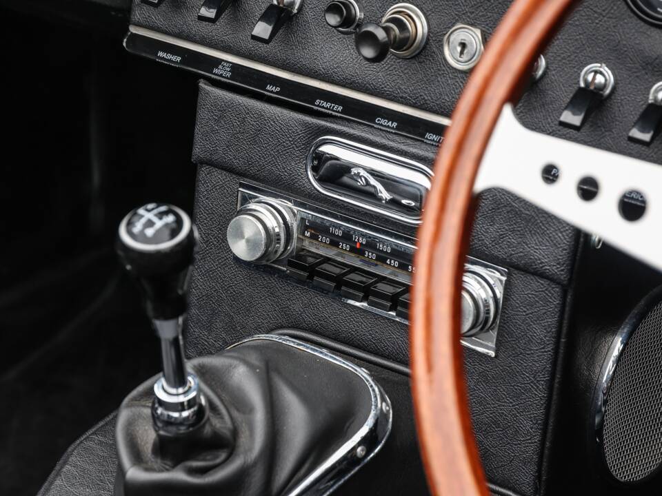 Image 28/41 de Jaguar E-Type 3.8 (1964)