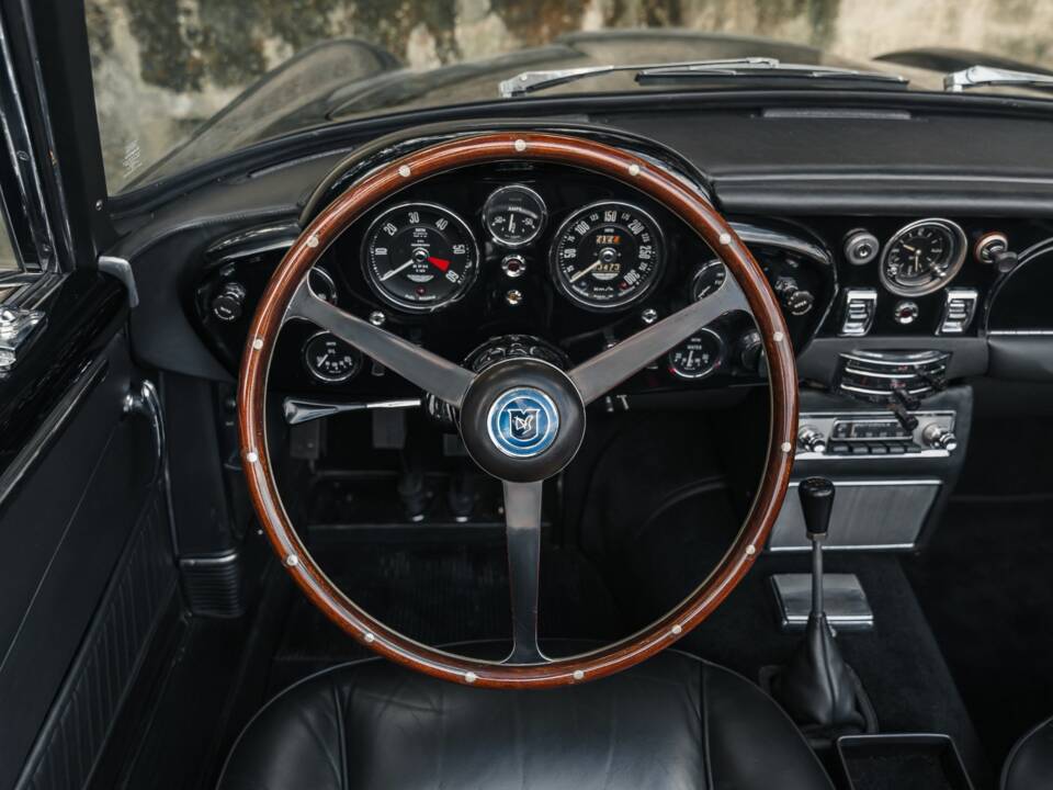 Image 26/33 of Aston Martin DB 5 Volante (1964)