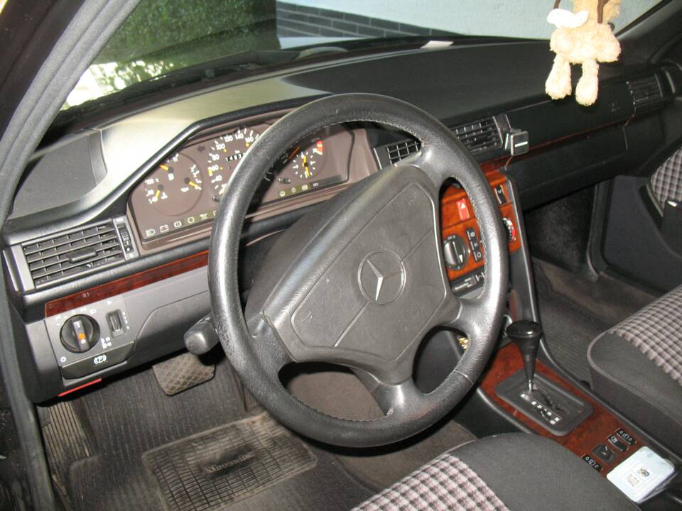 Bild 7/32 von Mercedes-Benz E 220 (1995)
