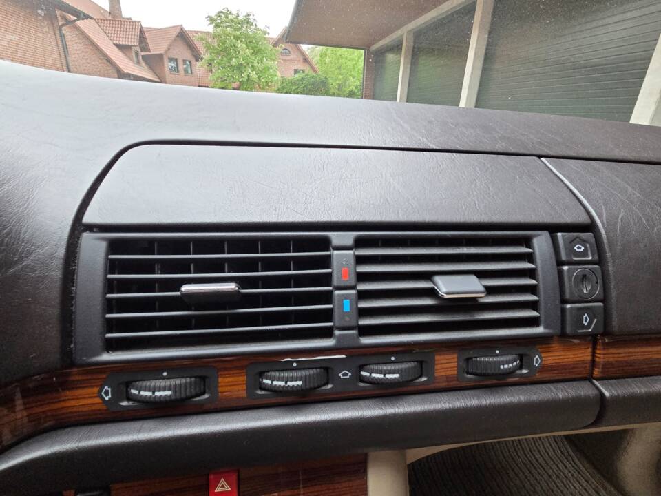 Image 65/103 de Mercedes-Benz 300 SE (1991)