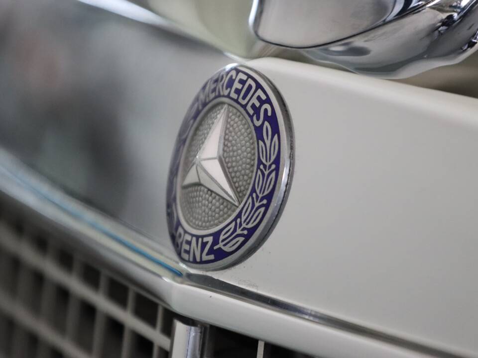Image 34/99 of Mercedes-Benz 280 SE 3,5 (1971)