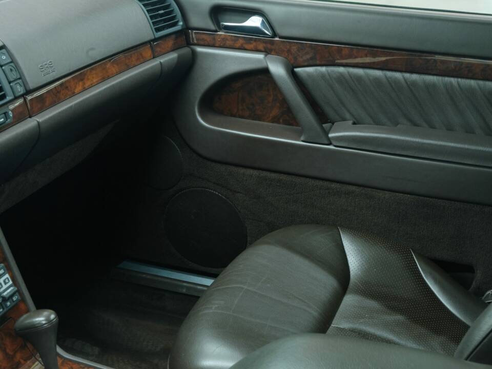 Bild 49/50 von Mercedes-Benz 300 SE (1992)