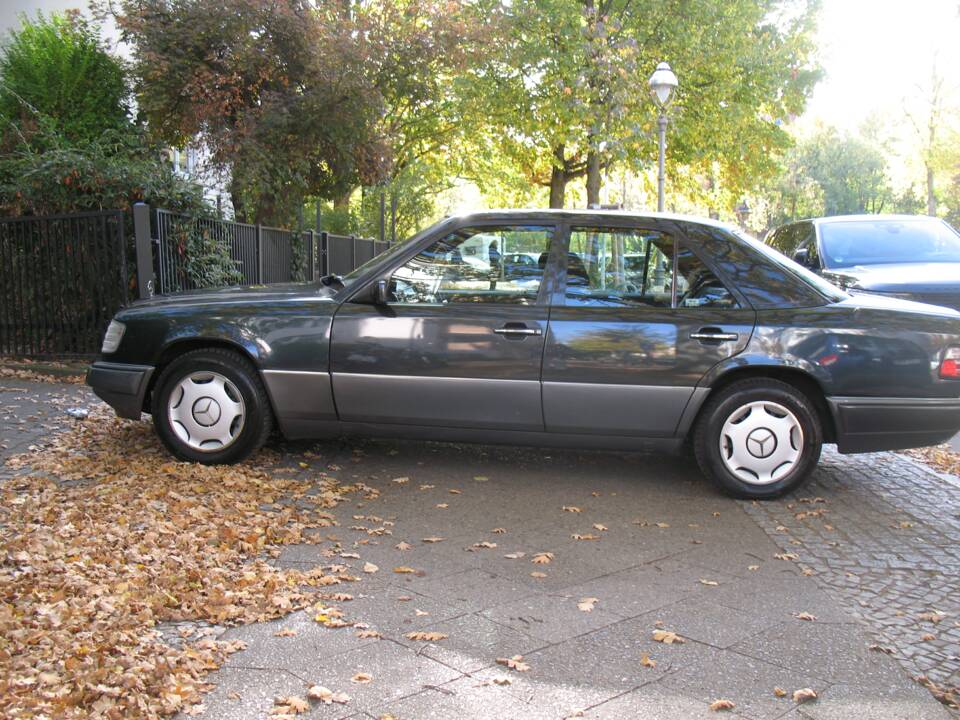 Bild 4/32 von Mercedes-Benz E 220 (1995)