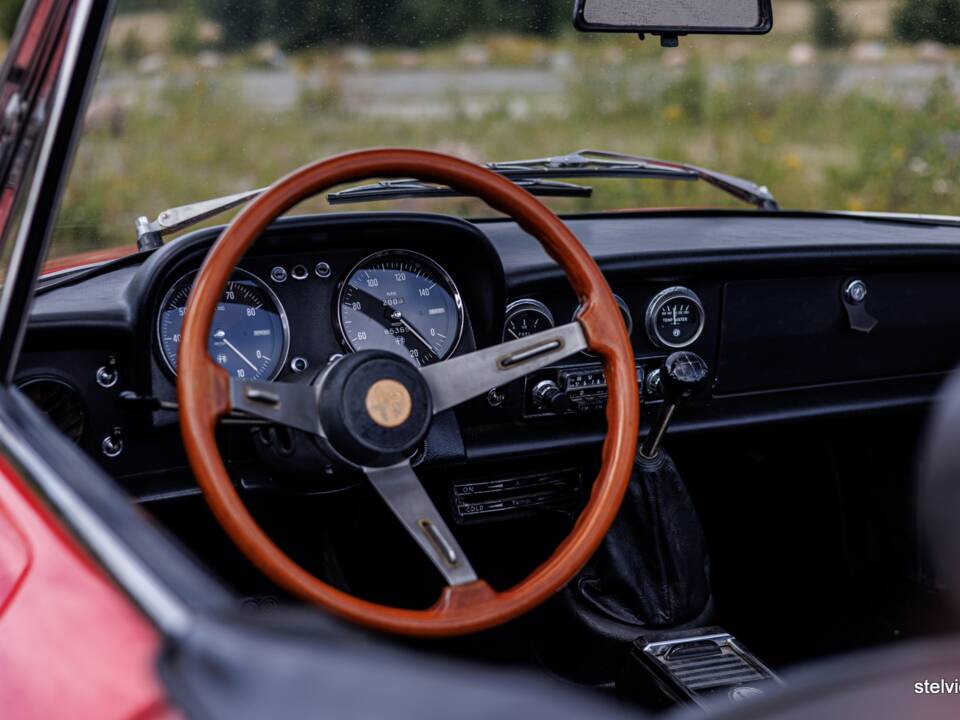 Image 26/44 of Alfa Romeo 1750 Spider Veloce (1969)