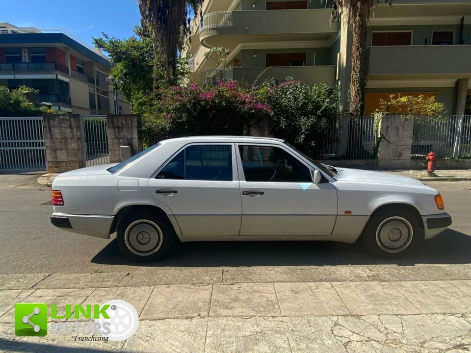 Image 4/48 of Mercedes-Benz E 200 (1991)