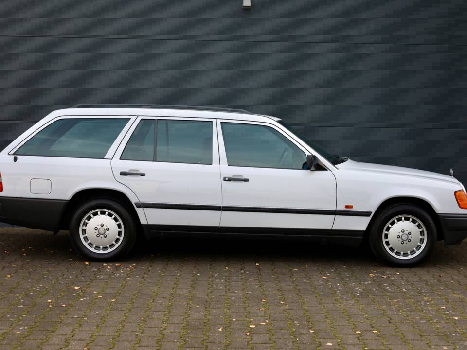 Immagine 2/18 di Mercedes-Benz 200 TE (1989)