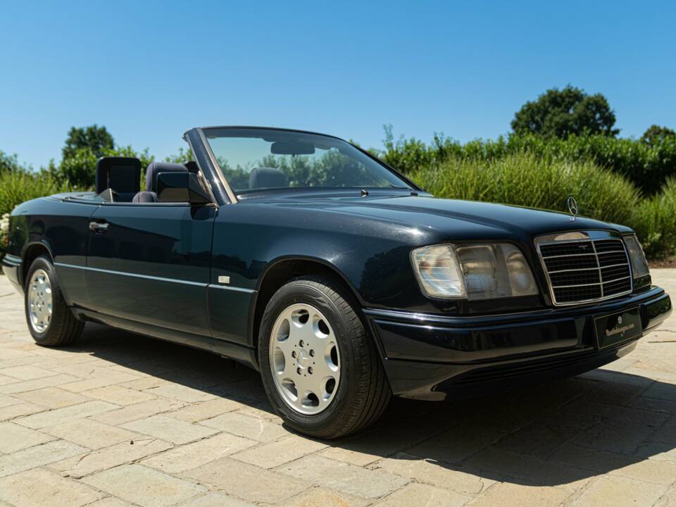 Image 21/50 de Mercedes-Benz 200 CE (1997)