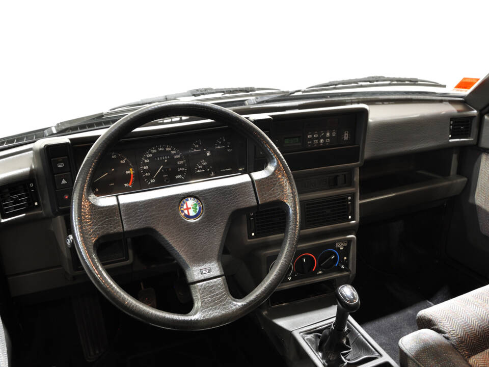 Imagen 26/34 de Alfa Romeo 75 2.0 Twin Spark (1991)