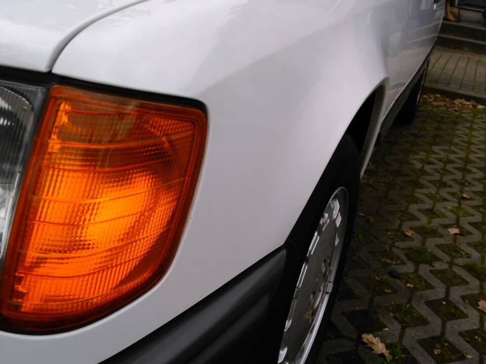 Image 17/18 of Mercedes-Benz 230 E (1987)