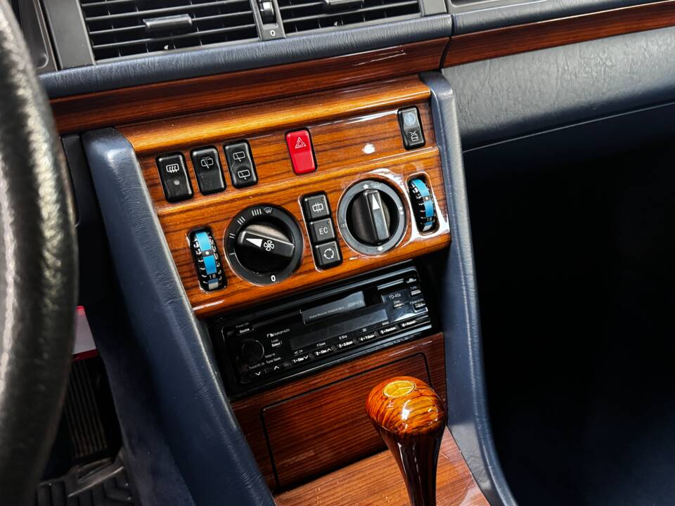 Bild 16/49 von Mercedes-Benz E 320 T (1993)