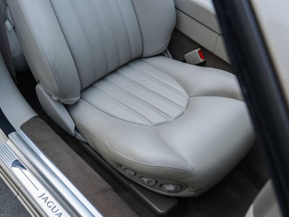 Image 39/91 de Jaguar XK8 4.0 (2000)