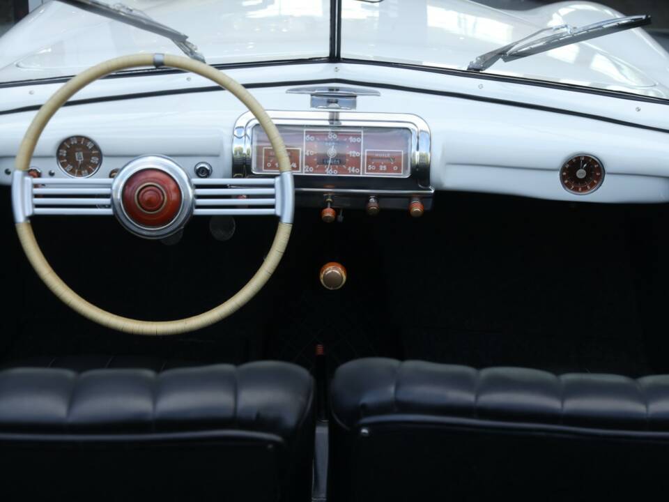 Image 32/50 of SIMCA 8 Sport (1950)