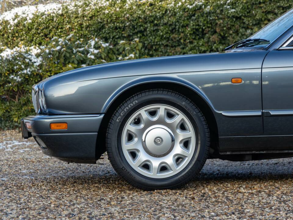 Image 7/50 of Jaguar XJ 6 4.0 Sovereign (1995)