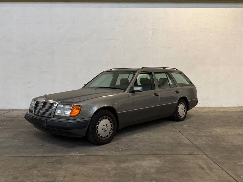 Imagen 22/81 de Mercedes-Benz 250 TD (1992)