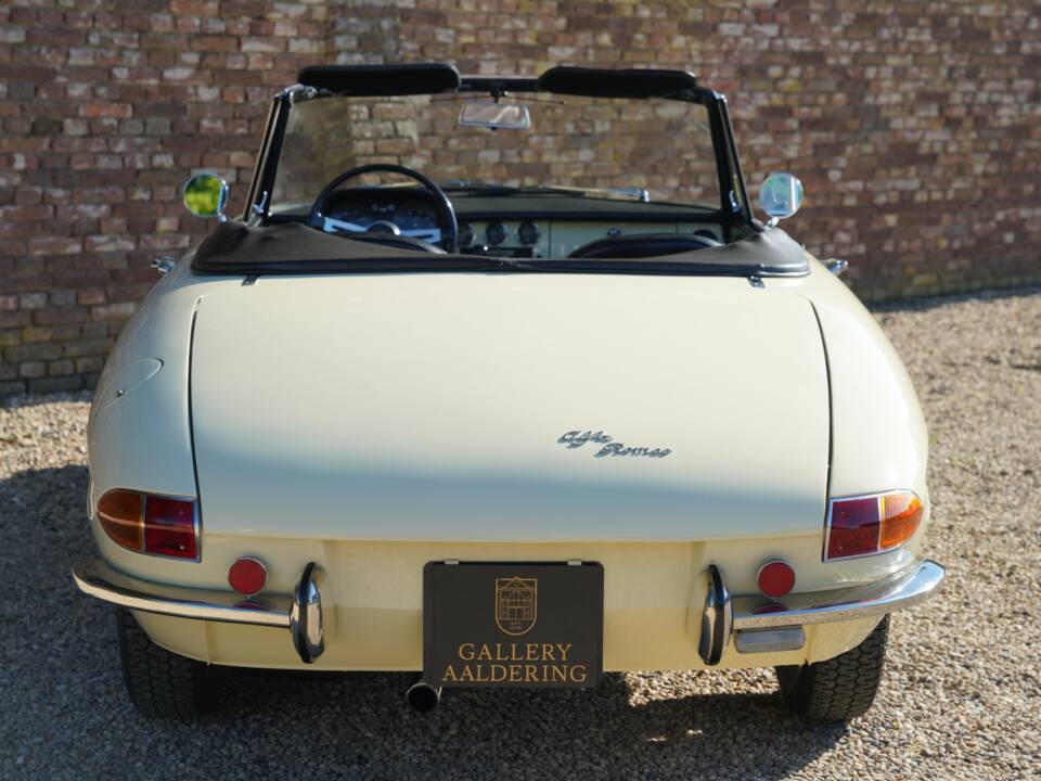 Image 35/50 de Alfa Romeo 1600 Spider Duetto (1967)