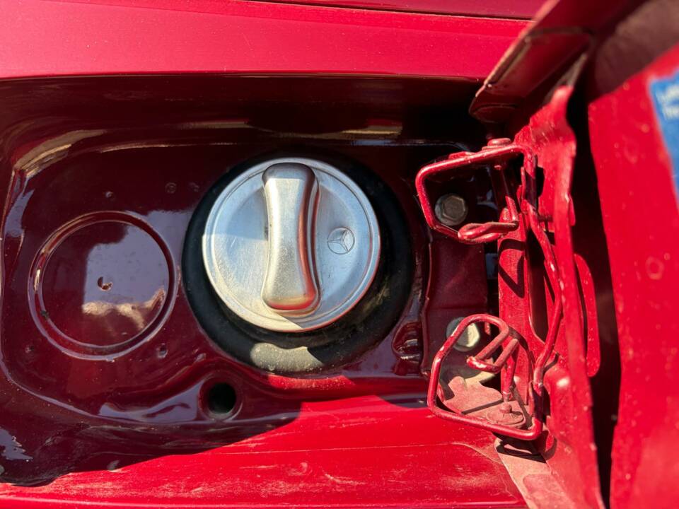 Image 31/50 of Mercedes-Benz E 200 (1993)