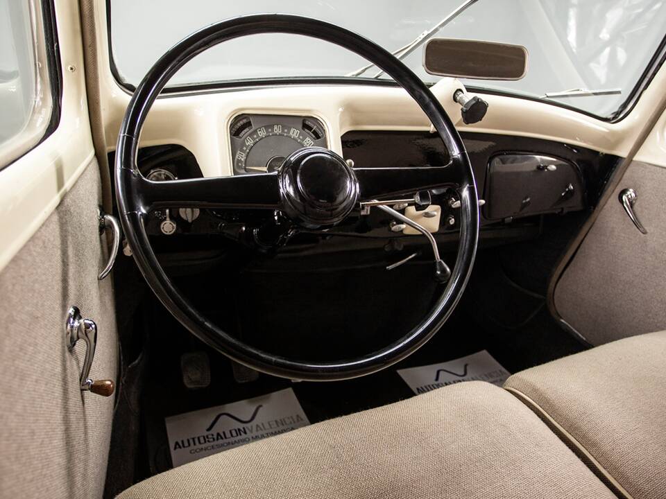 Immagine 17/35 di Citroën Traction Avant 11 légère (1955)