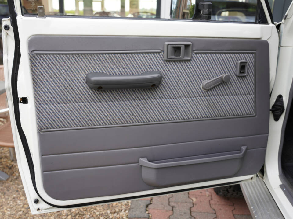 Immagine 46/50 di Toyota Land Cruiser 2.4 LX Turbo (1992)